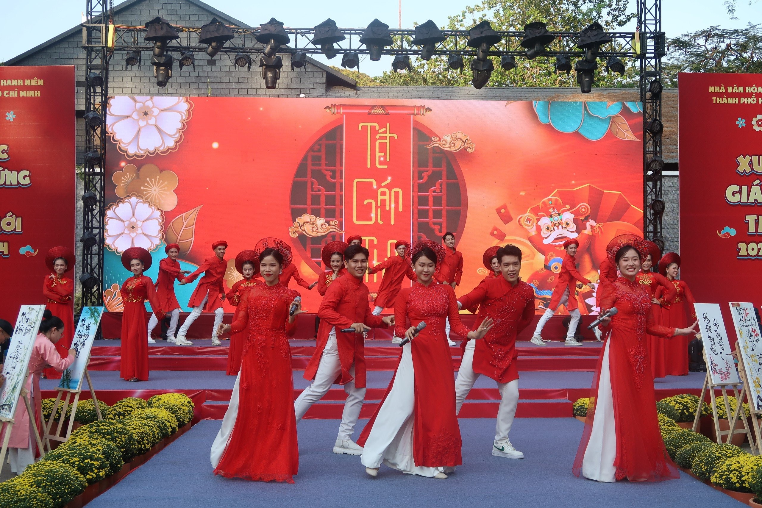 Người dân và du khách nô nức tham gia khai mạc Lễ hội Tết Việt Giáp Thìn 2024