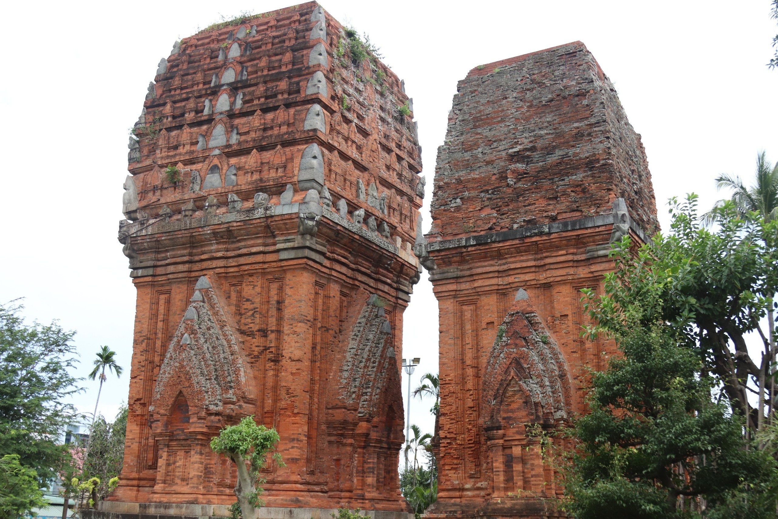 Phong cách kiến trúc độc đáo của tòa tháp có lịch sử hàng trăm năm ở Bình Định