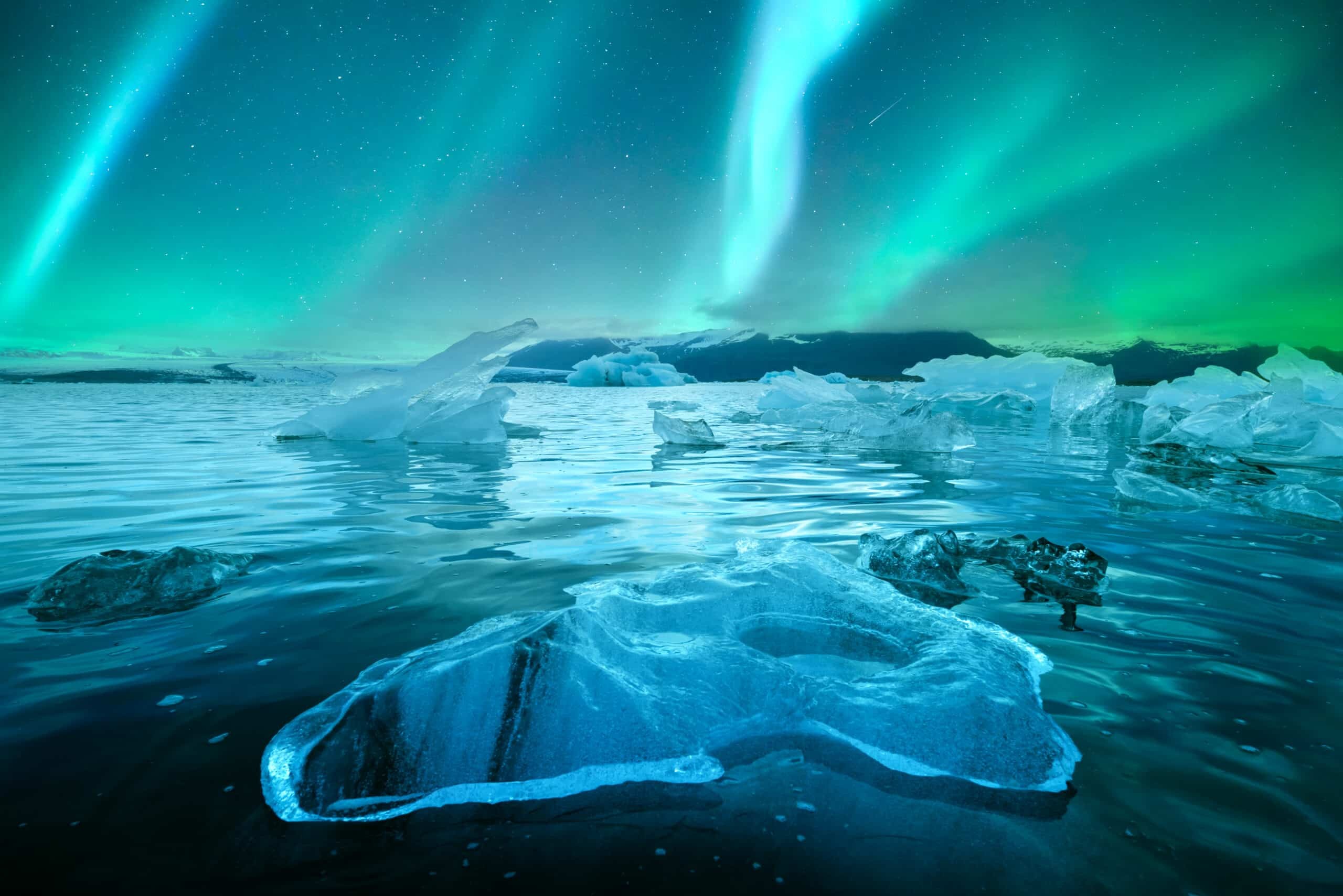 aurora-borealis-in-jokulsarlon-glacial-lagoon-2023-11-27-05-32-28-utc-scaled-1708324635.jpg