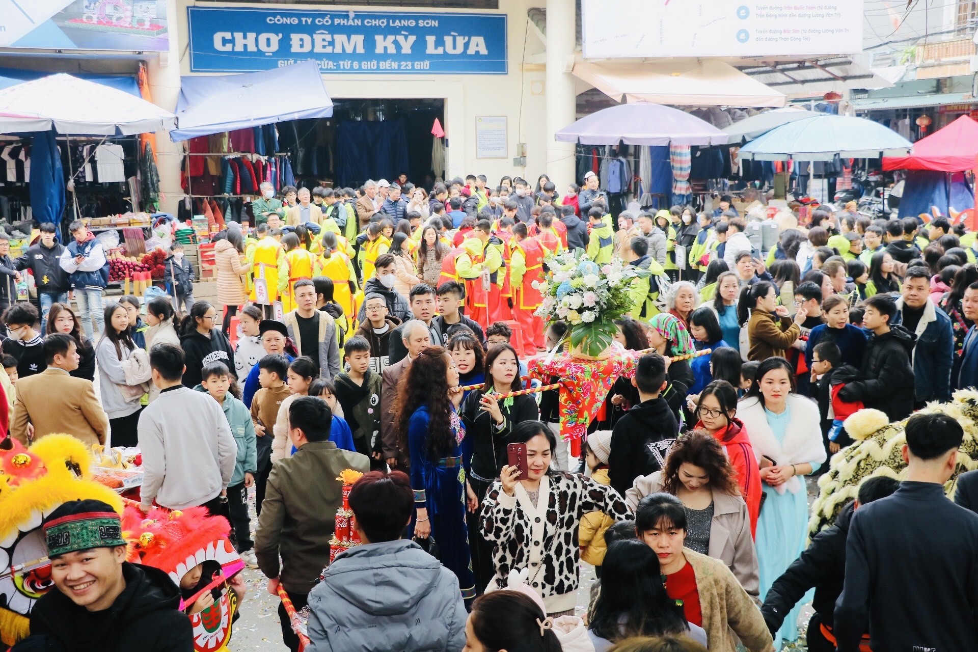 Hàng vạn du khách đổ về tham gia lễ hội lớn nhất xứ Lạng