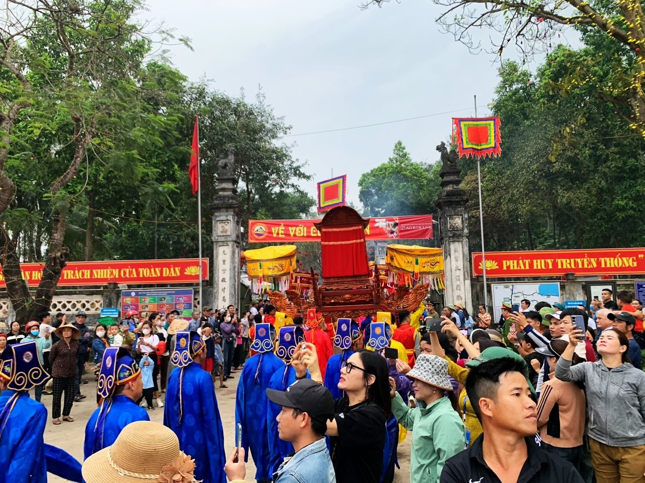 Hàng vạn người đổ về tham gia lễ hội đền Cuông Nghệ An