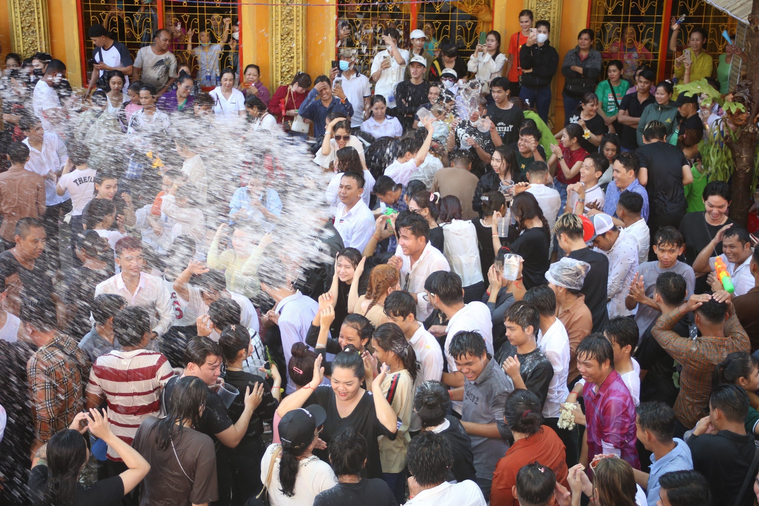 Không cần đến Thái Lan, các bạn trẻ hào hứng tham gia té nước trong Tết Khmer