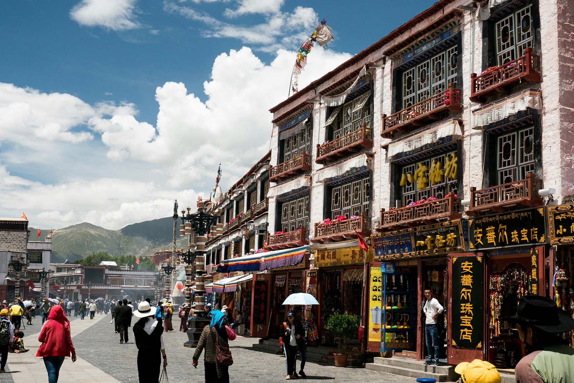 ben-ngoai-chua-jokhang-lhasa-1714923079.jpg