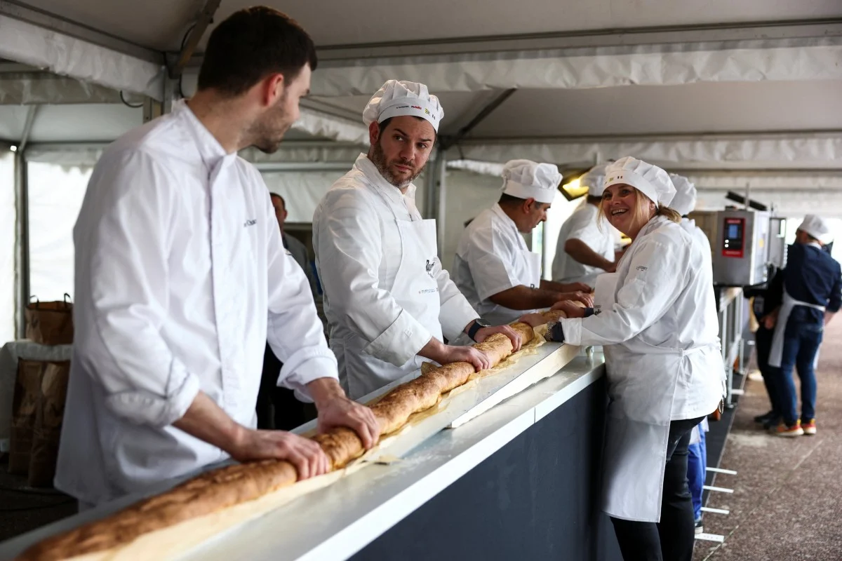Pháp lập kỷ lục Guinness thế giới mới với chiếc bánh mì baguette dài hơn 140 mét