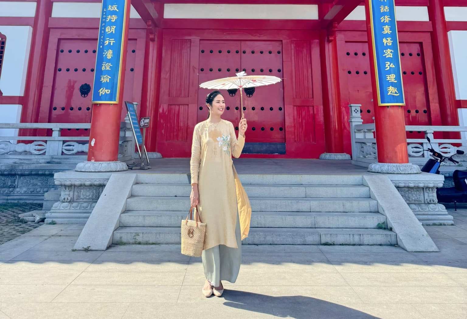 Hoa hậu Ngọc Hân diện áo dài rạng rỡ ở Trung Quốc