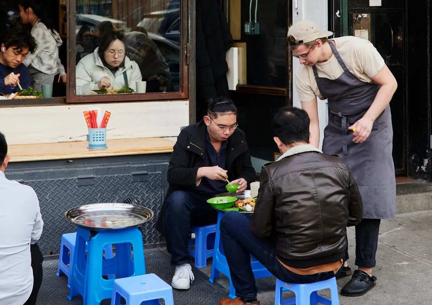 Món ăn bình dân của người Việt gây "náo loạn" phố Mỹ, được ca ngợi là "món ăn Việt Nam hấp dẫn nhất New York"