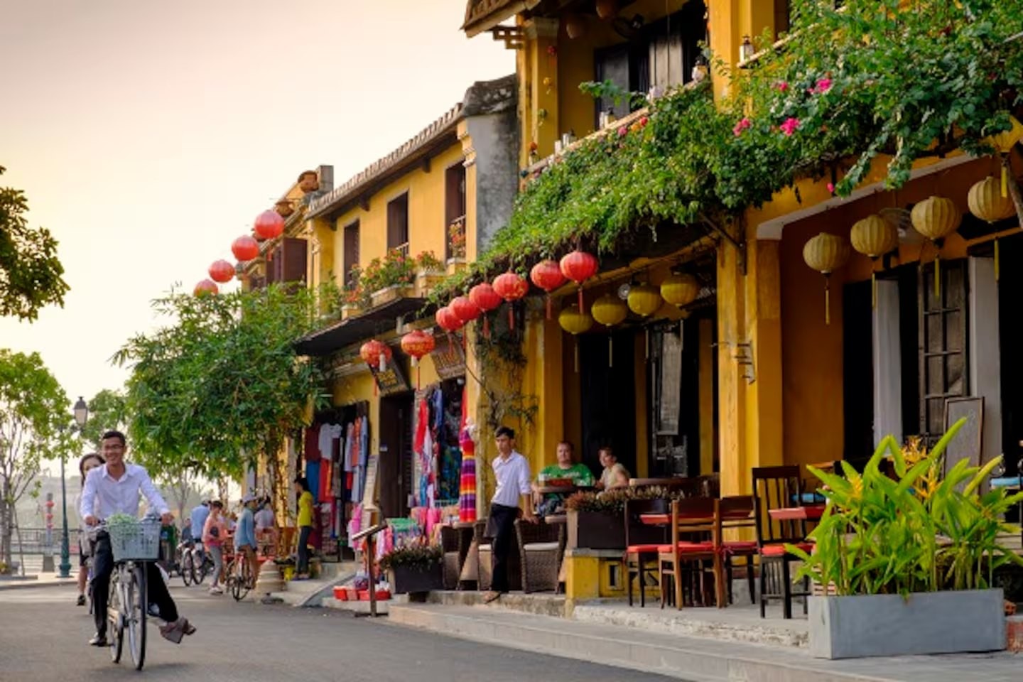 Tận hưởng cuộc sống bình yên, chậm rãi ở thị trấn đẹp nhất Việt Nam