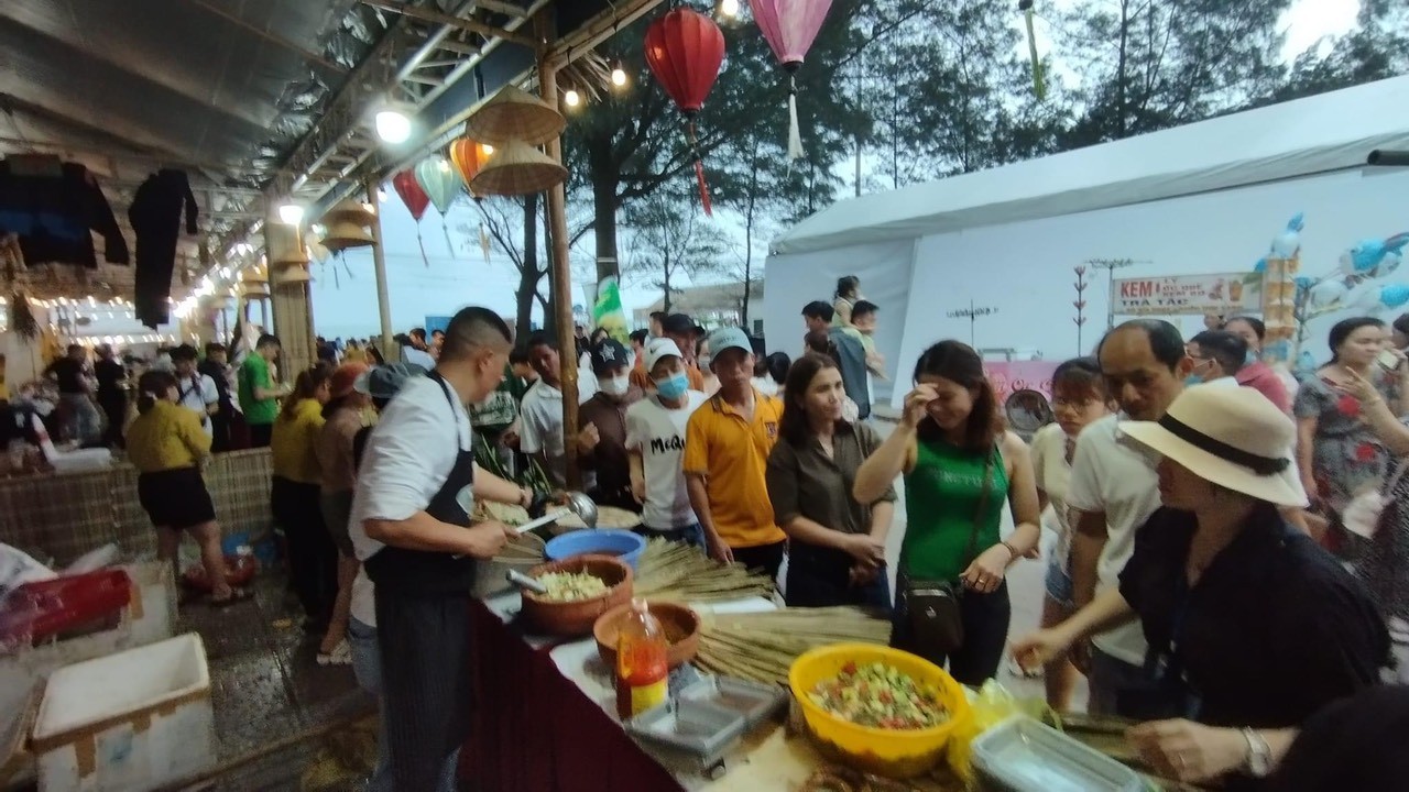 Đặc sắc 100 gian hàng ẩm thực vùng miền tại Lễ hội Văn hoá - Ẩm thực "Hương vị miền hoa nắng" Quảng Trị