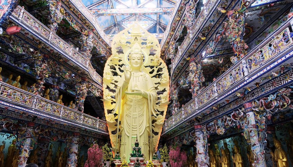 Vẻ đẹp huyền bí của chùa Ve Chai Đà Lạt: Từ hoa bất tử đến địa ngục tầng sâu