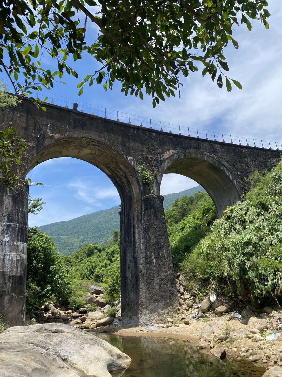 Cây cầu vòm đường sắt hơn 100 tuổi giữa rừng già nối Huế - Đà Nẵng thu hút tín đồ ưa check in "độc, lạ"