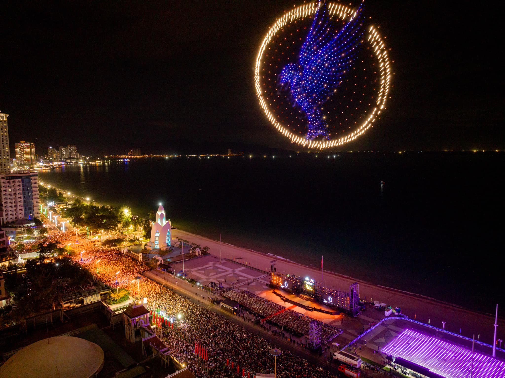 Mãn nhãn với "bữa tiệc" ánh sáng đêm khai mạc Lễ hội Vịnh Ánh sáng quốc tế Nha Trang 2024