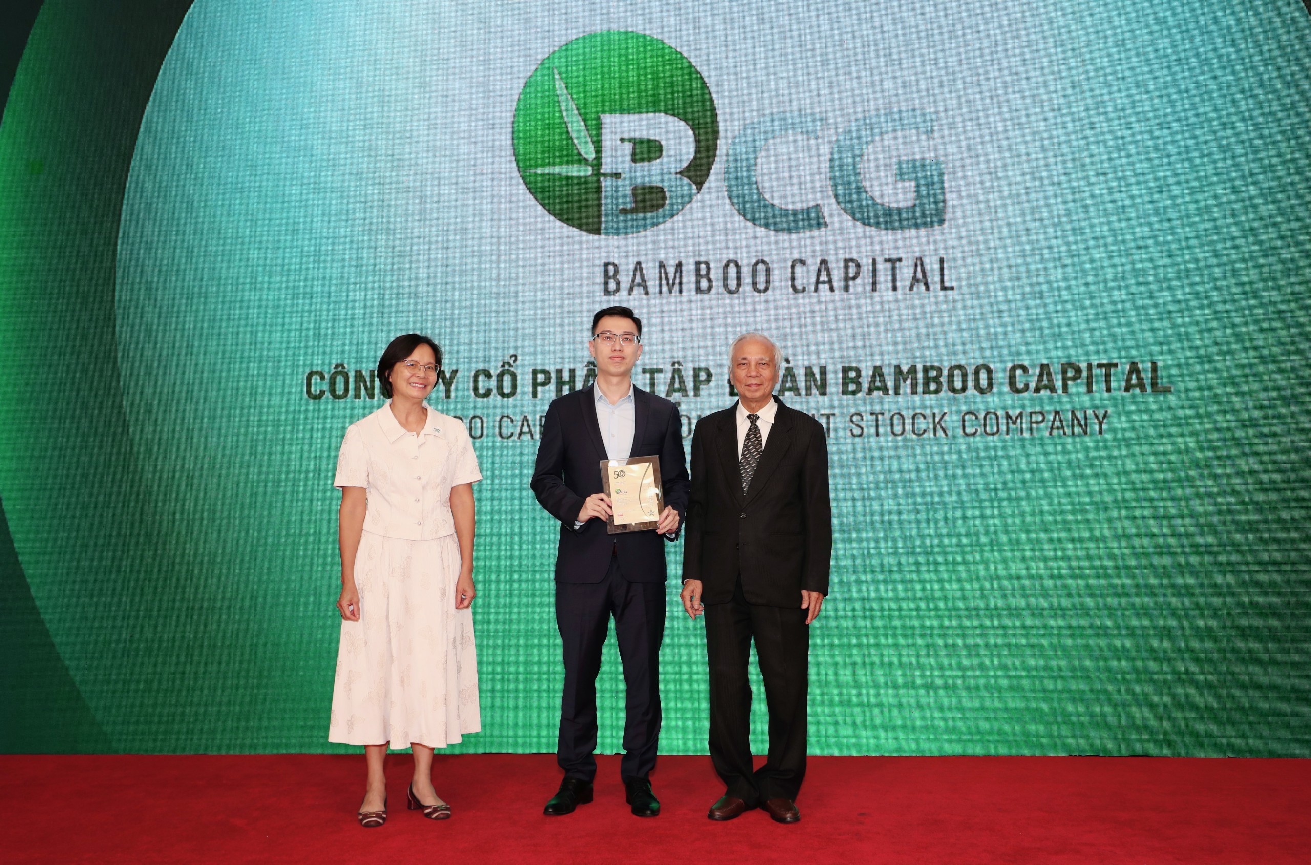 ong-nguyen-tung-lam-ceo-bamboo-capital-nhan-giai-thuong-top-50-doanh-nghiep-phat-trien-ben-vung-2024-1722926771.jpg