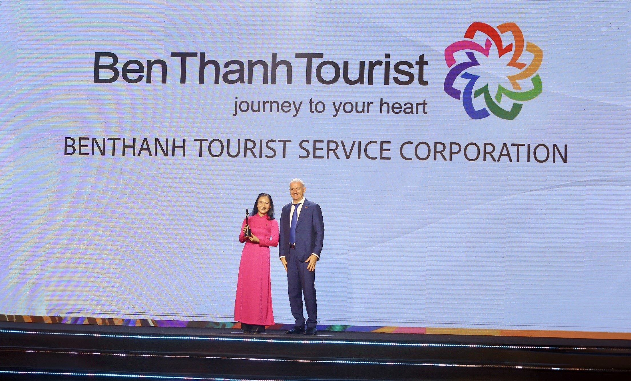 h01-dai-dien-benthanh-tourist-nhan-giai-thuong-hr-asia-awards-2024-1723283690.jpeg