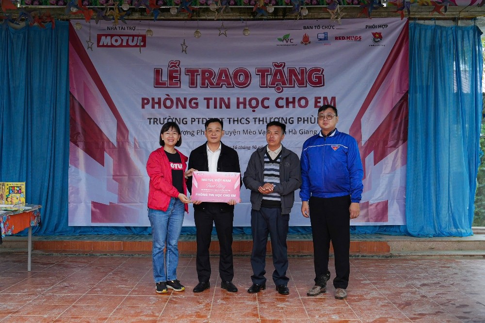 nguyen-thi-quoc-bao-giam-doc-tiep-thi-cua-motul-viet-nam-tai-le-trao-tang-phong-tin-hoc-cho-em-tai-truong-ptdtbt-thcs-thuong-phung-ha-giang-1-1729234339.jpg