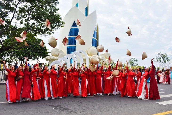 dieu-hanh-ao-dai-tran-hoai-2023-06-04-8-17441038681471958466766-1747728216.webp