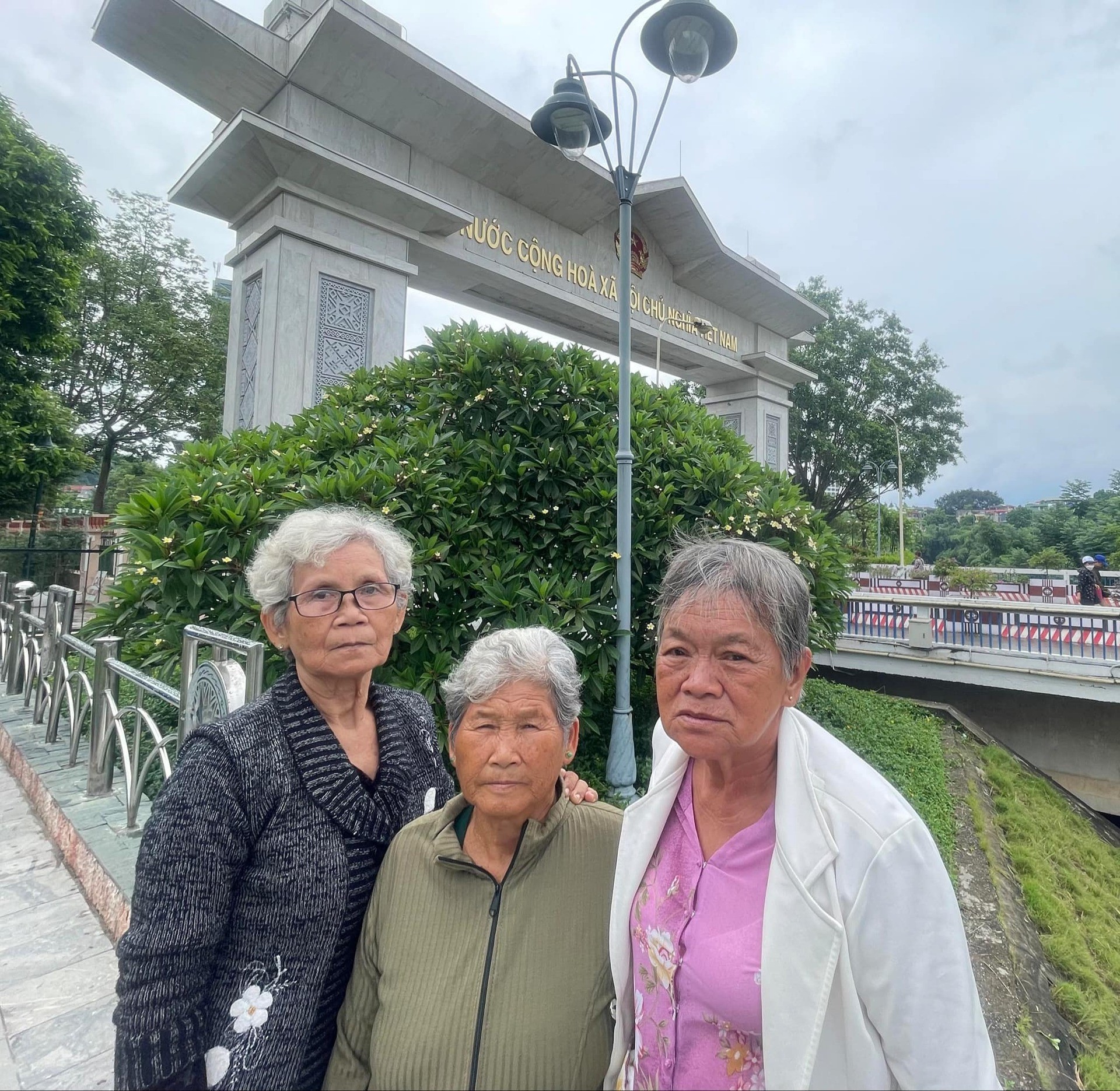 Ba cụ bà U80 vượt mưa lạnh tím tái chinh phục Fansipan: “Còn khỏe là còn đi”