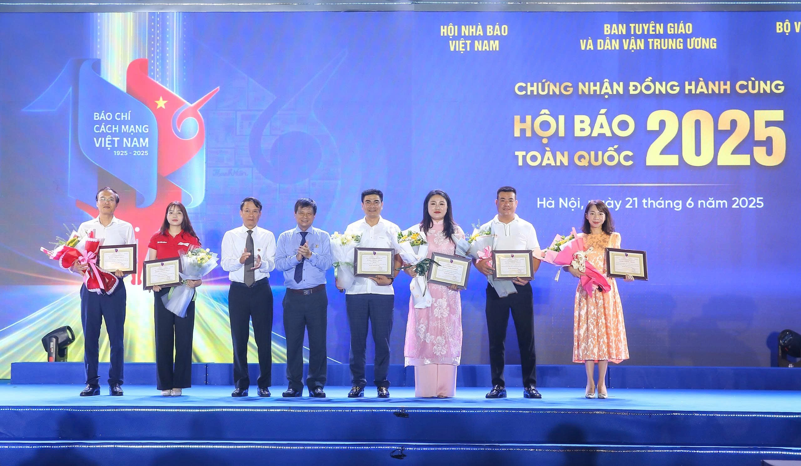 236dong-hanh-1750618677.jpg