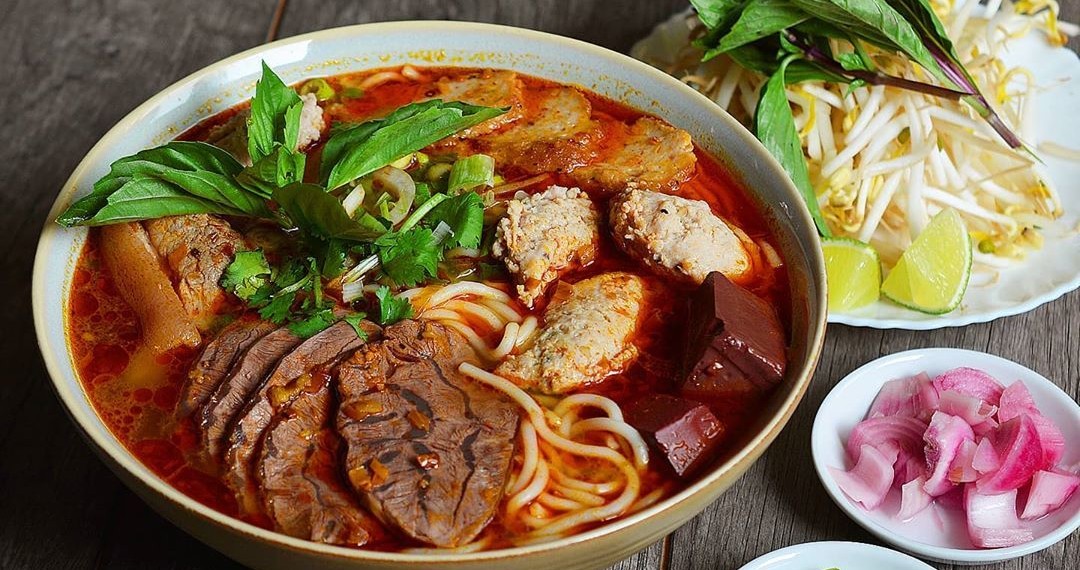 bun-bo-huemon-an-dac-san-noi-tieng-cua-vung-co-do-093837-1751771936.jpg