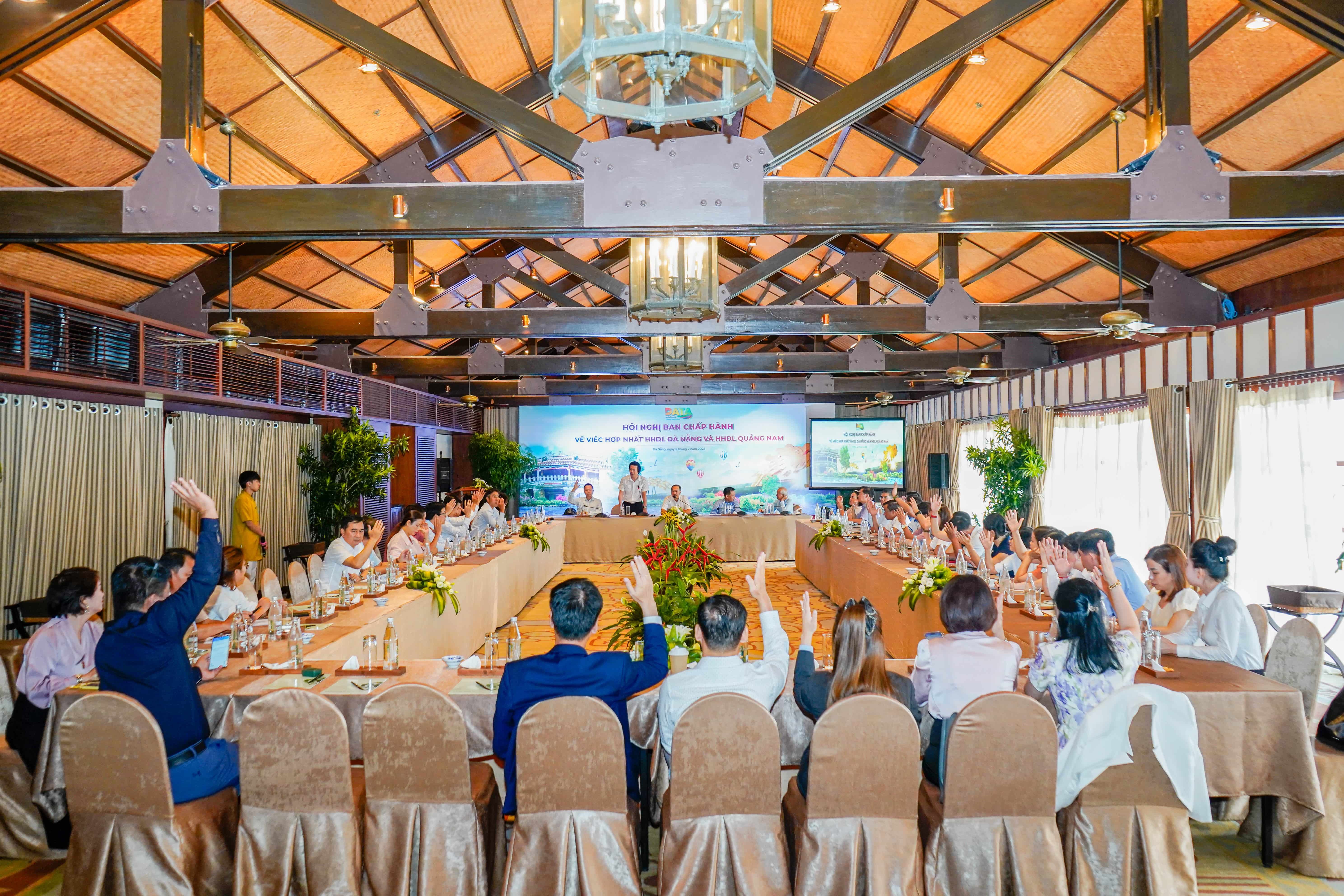 dai-dien-bch-hhdl-da-nang-bch-hhdl-quang-nam-tham-du-bieu-quyet-tai-hoi-nghi-min-1752062282.jpg