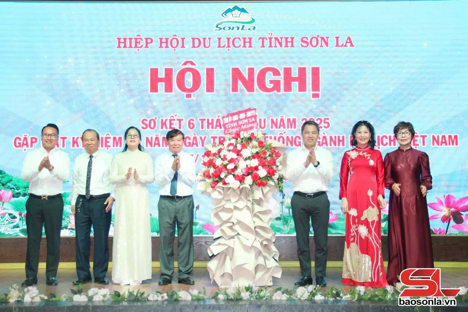 dong-chi-nguyen-dinh-viet-tang-hoa-chuc-mung-hiep-hoi-du-lich-tinh-1752067899.jpg