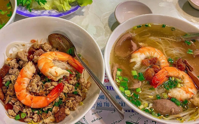 hu-tieu-ca-can-hon-50-nam-noi-danh-sai-gon-voi-banh-bao-va-hu-tieu-ngon-so-zach-202311251238431557-1752775590.jpg