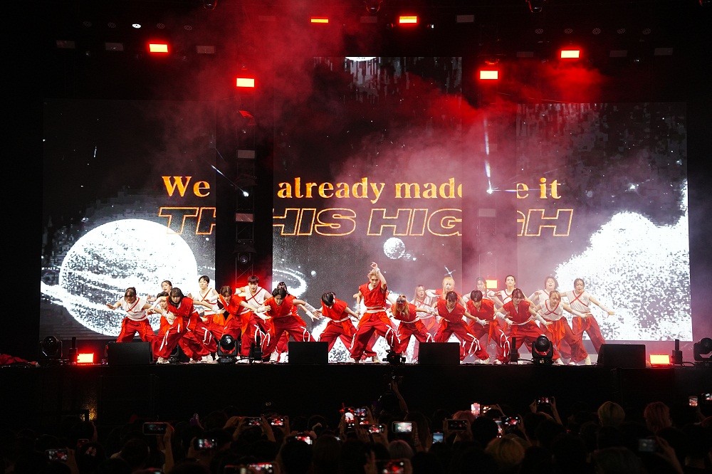 nhom-du-thi-a-code-bieu-dien-tai-k-pop-lovers-festival-2024-1752856851.JPG