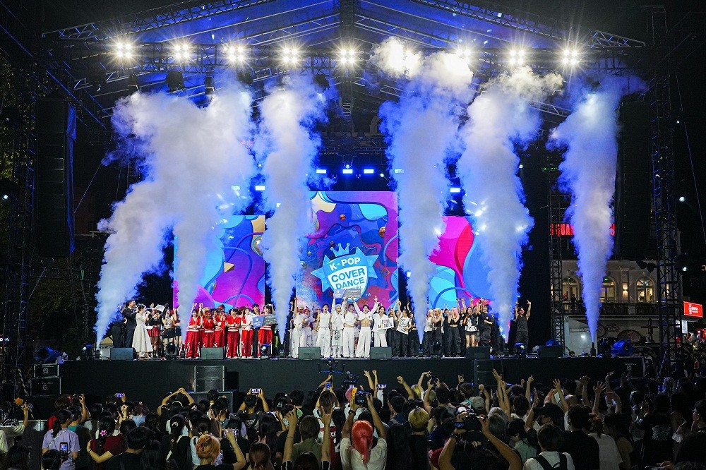 toan-bo-thi-sinh-du-thi-chup-anh-luu-niem-tai-k-pop-lovers-festival-2024-1752856859.jpg