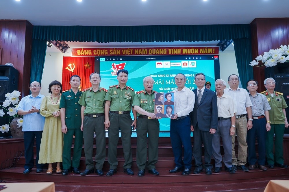 1-anh-hung-llvtnd-phan-van-lai-trao-tuong-trung-4-di-anh-nu-ahls-dau-tien-cua-luc-luong-cand-cho-bao-tang-pnvn-kcue-1754578160.jpg