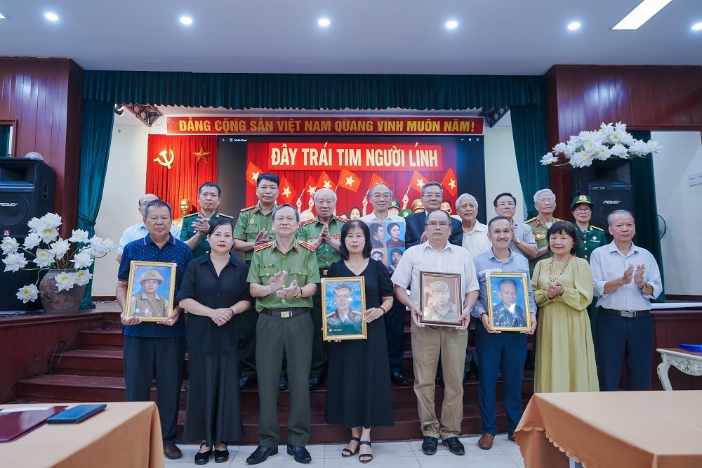 2-anh-hung-llvtnd-thieu-tuong-dao-trong-hung-trao-di-anh-anh-mai-mai-tuoi-20-wfot-1754578159.jpg