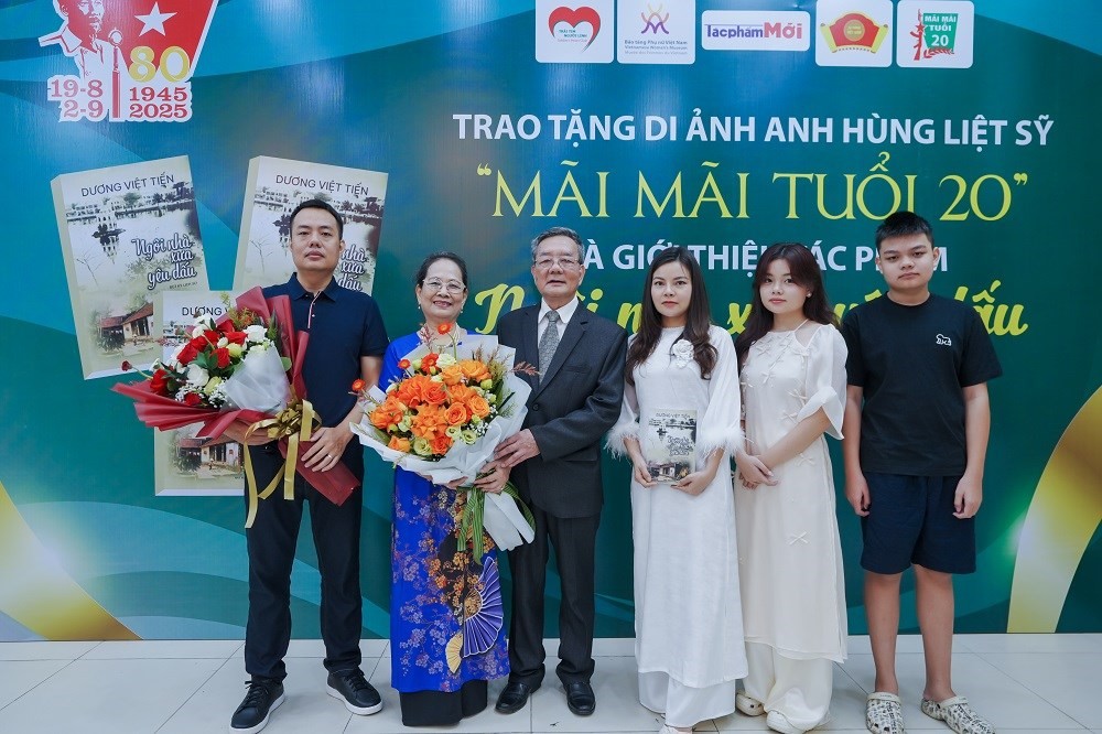3-gia-dinh-tac-gia-duong-viet-tien-mrsu-1754578161.jpg