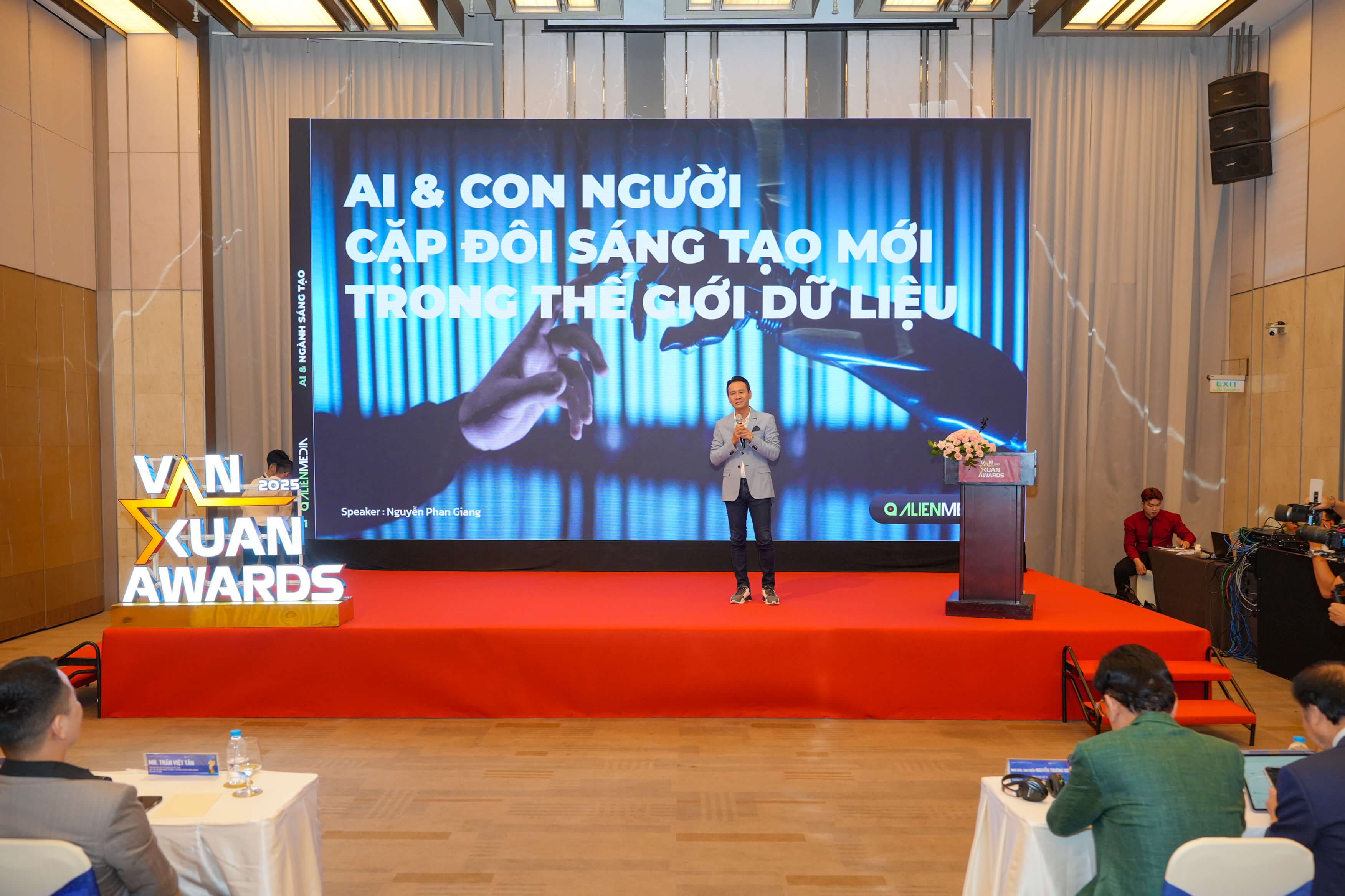 ai-trong-sang-tao-nghe-thuat-san-xuat-phim-cong-cu-quyen-nang-hay-moi-de-doa-thay-the-ceo-phan-giang-1755086350.jpg