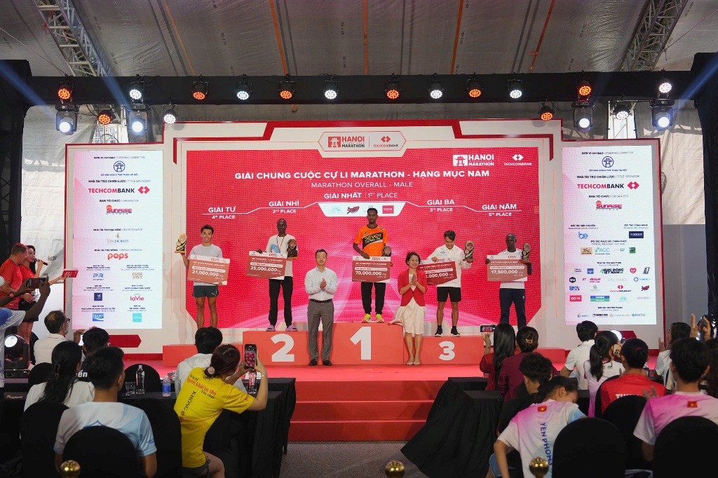 ba-le-thi-hoang-yen-pho-cuc-truong-cuc-the-duc-the-thao-va-ong-pham-xuan-tai-pho-giam-doc-so-van-hoa-va-the-thao-tp-ha-noi-trao-giai-cho-cac-vdv-xuat-sac-duong-dua-marathon-nam-1759767134.jpeg