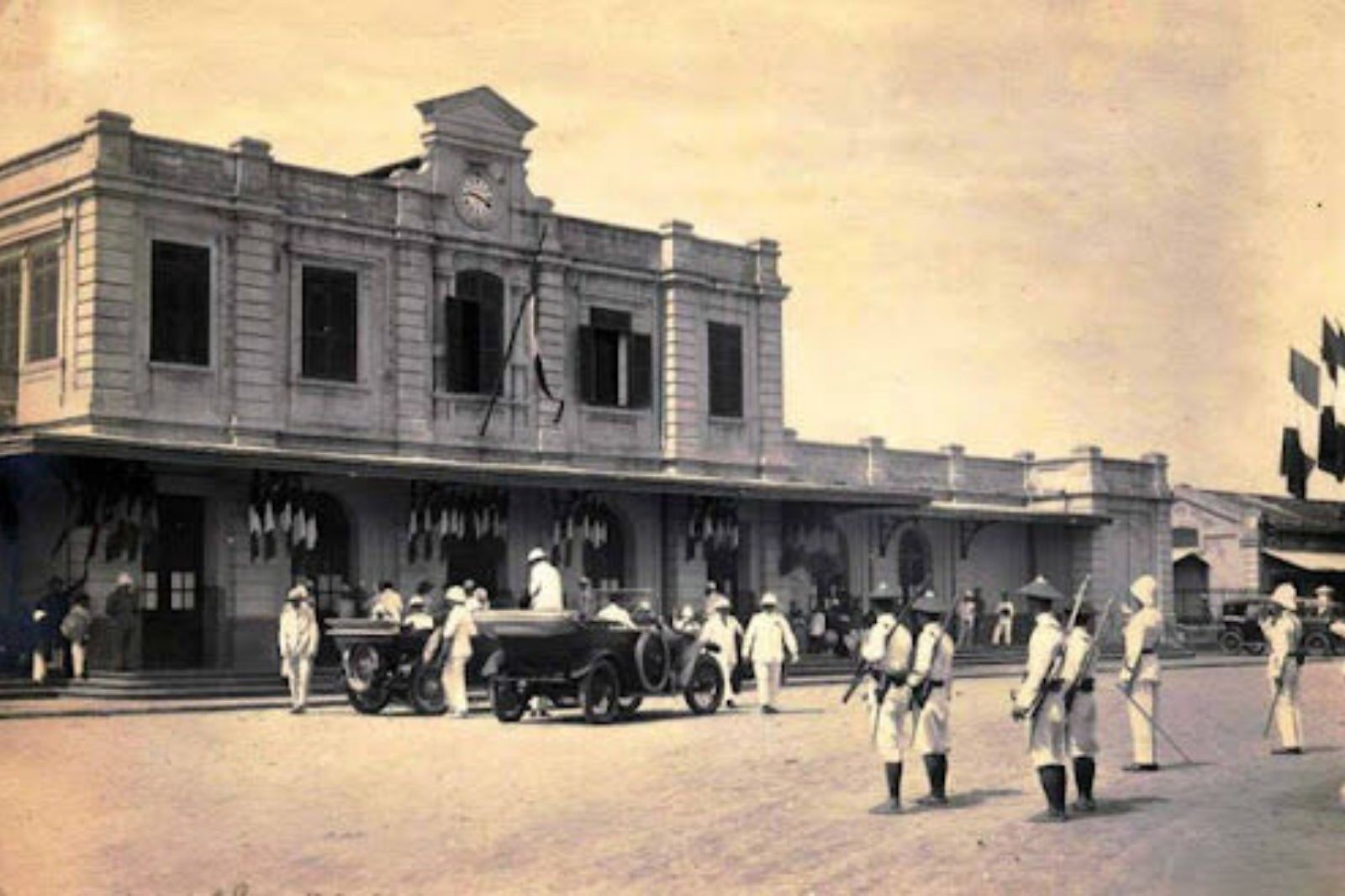 ga-hue-duoc-nguoi-phap-xay-dung-nam-1906-c6b8bbe069-1760346106.jpg