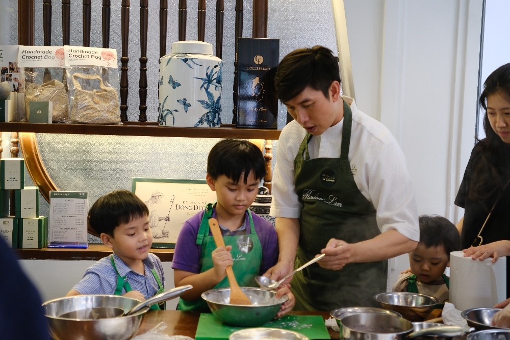 cac-be-dang-chuan-bi-bot-cung-chef-cuong-1-1761625390.jpg