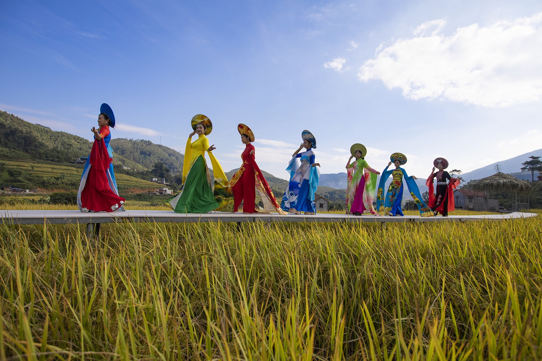 trinh-dien-thoi-trang-ao-dai-tai-le-hoi-1762183486.jpg
