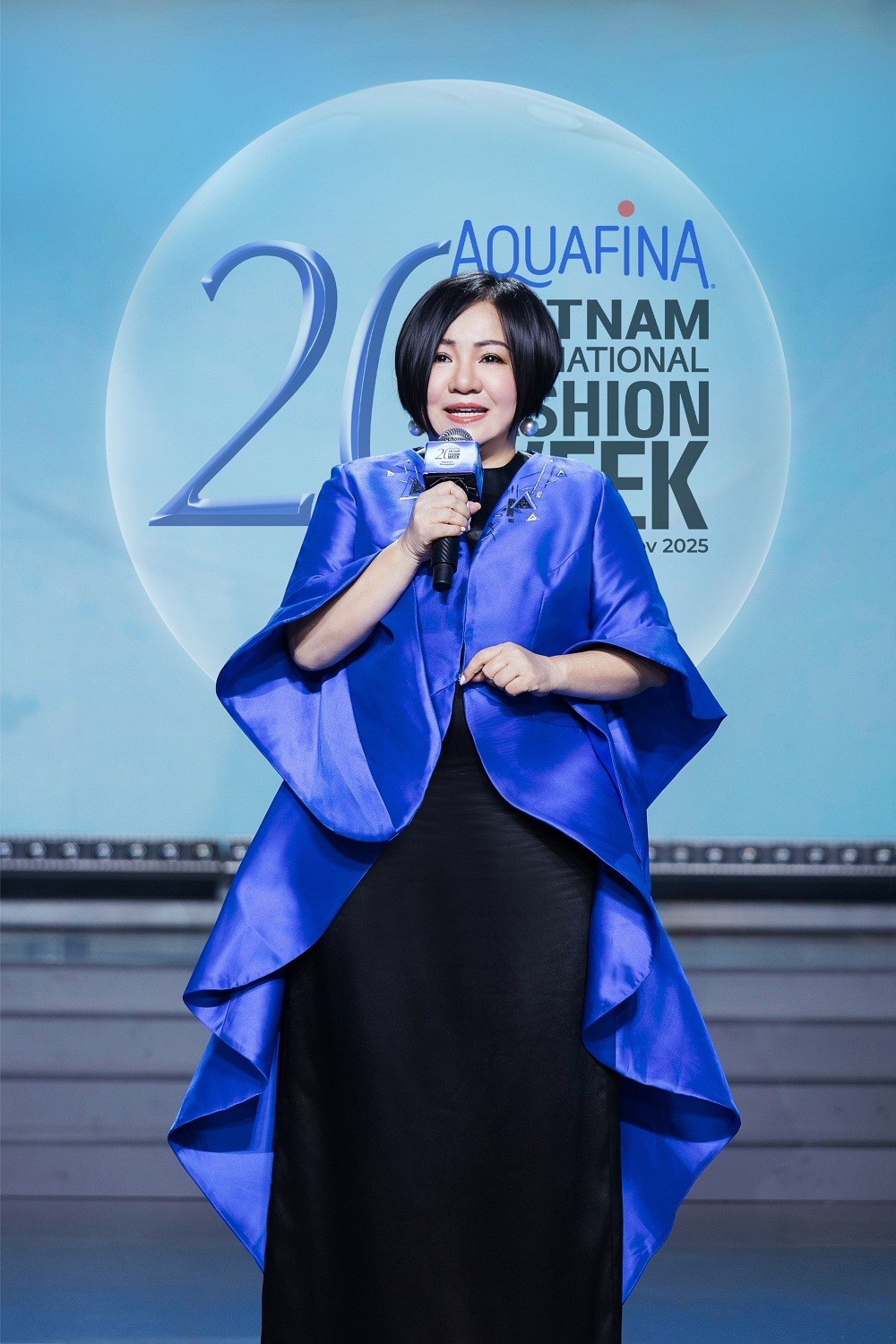 1-madame-trang-le-day-xuc-dong-noi-ve-hanh-trinh-day-tu-hao-cua-aquafina-vietnam-international-fashion-week-1763121335.jpg