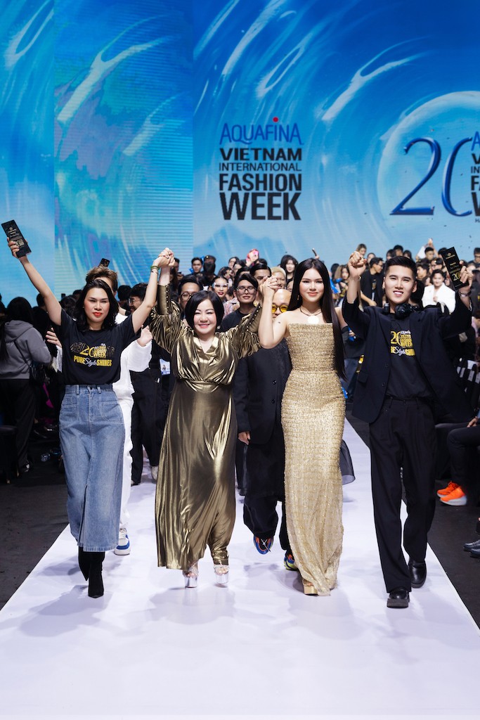 1-madame-trang-le-cung-toan-bo-ekip-luu-giu-khoang-khac-dang-nho-tai-dem-be-mac-aquafina-vietnam-international-fashion-week-fall-winter-2025-1763399750.jpeg