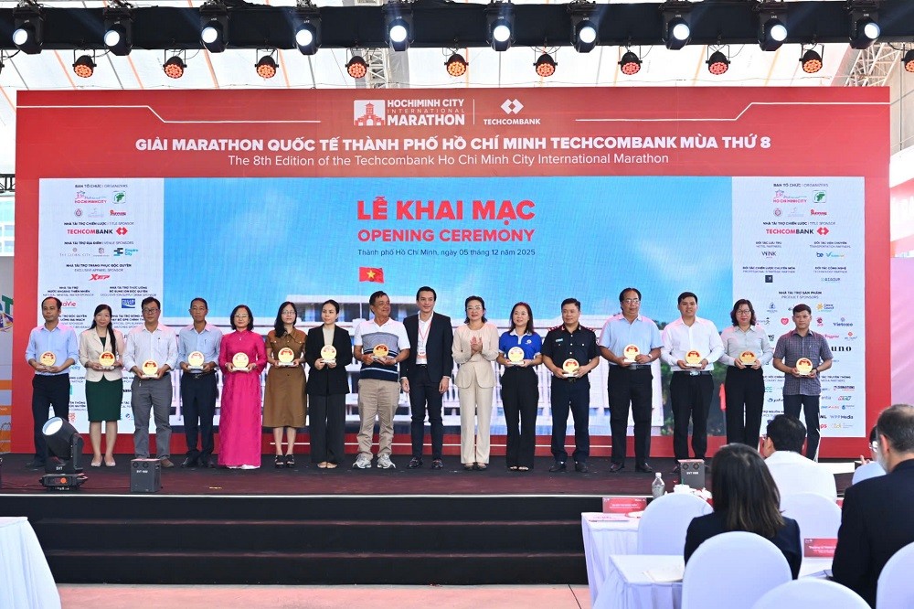 trao-ky-niem-chuong-tai-le-khai-mac-va-hop-bao-1765188836.jpg