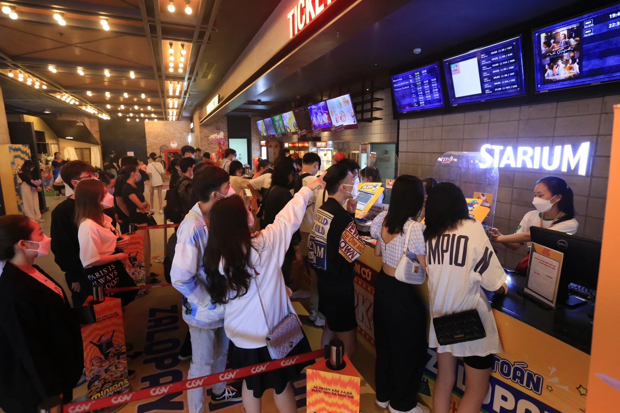 khach-mua-ve-xem-phim-tai-cgv-van-hanh-mall-q-10-tp-hcm-anh-nhat-thinh-23-7187-1678257453452728413065-1771006110.webp