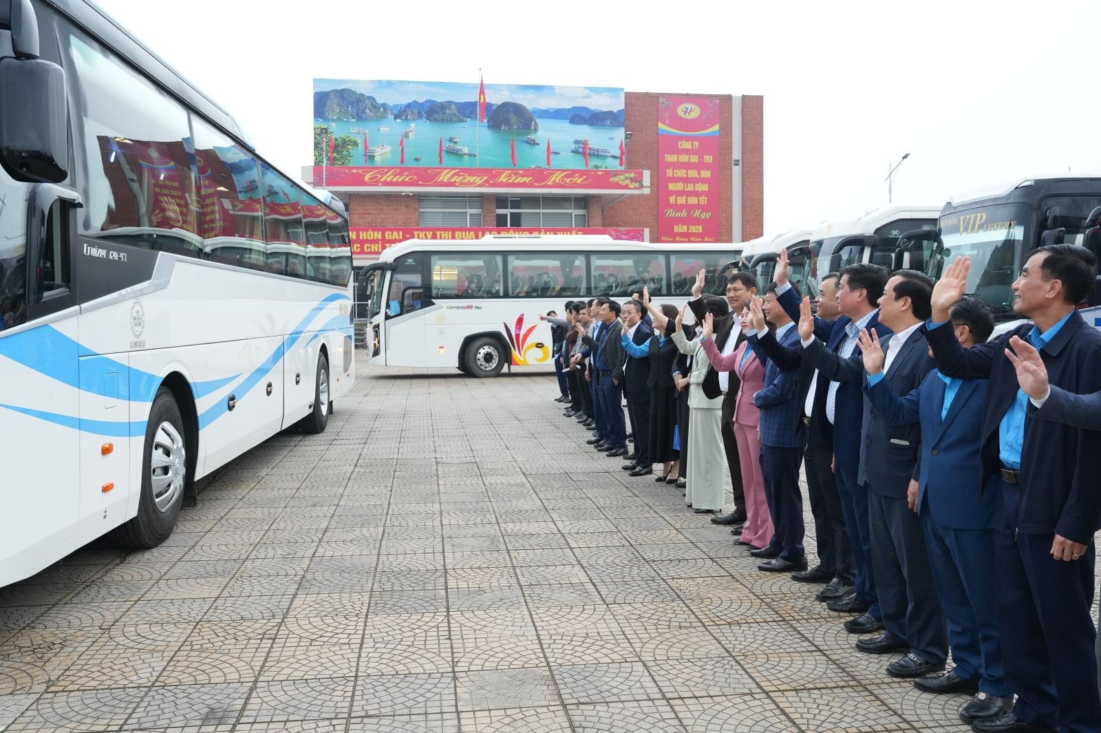 1-cong-ty-than-hon-gai-to-chuc-37-chuyen-xe-dua-cnld-va-nguoi-than-ve-que-don-tet-mang-mua-xuan-den-moi-mien-to-quoc-1771203476.jpg