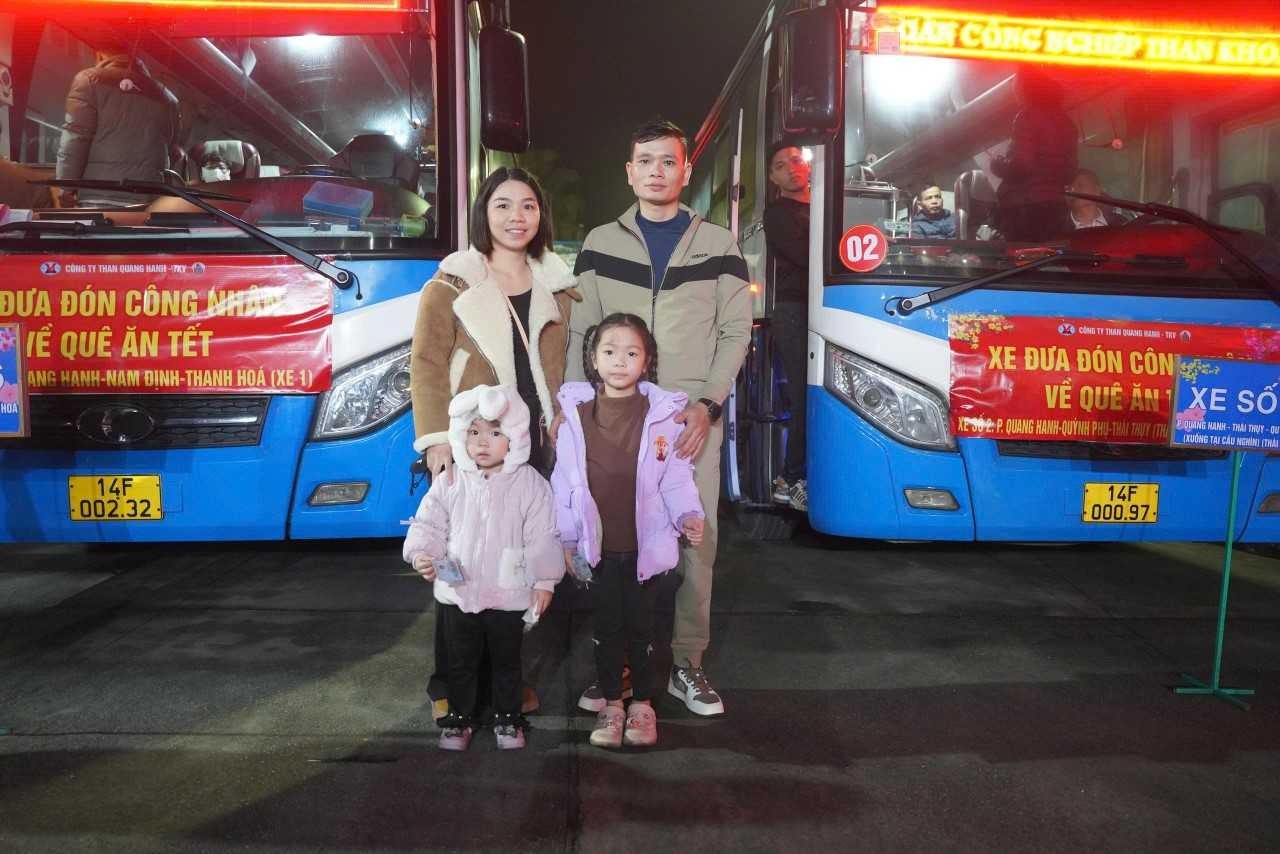 2-gia-dinh-tho-mo-than-quang-hanh-phan-khoi-truoc-gio-len-xe-ve-que-don-tet-1771203794.jpg