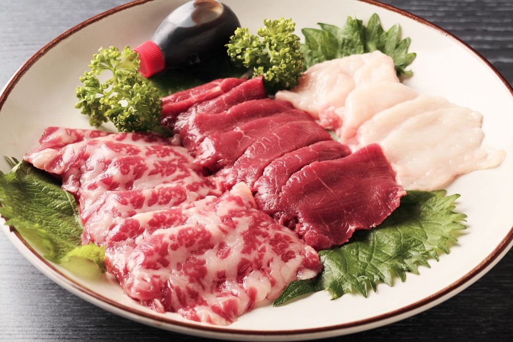 thit-ngua-dac-san-tru-danh-cua-vung-kumamoto-1772728020.jpg
