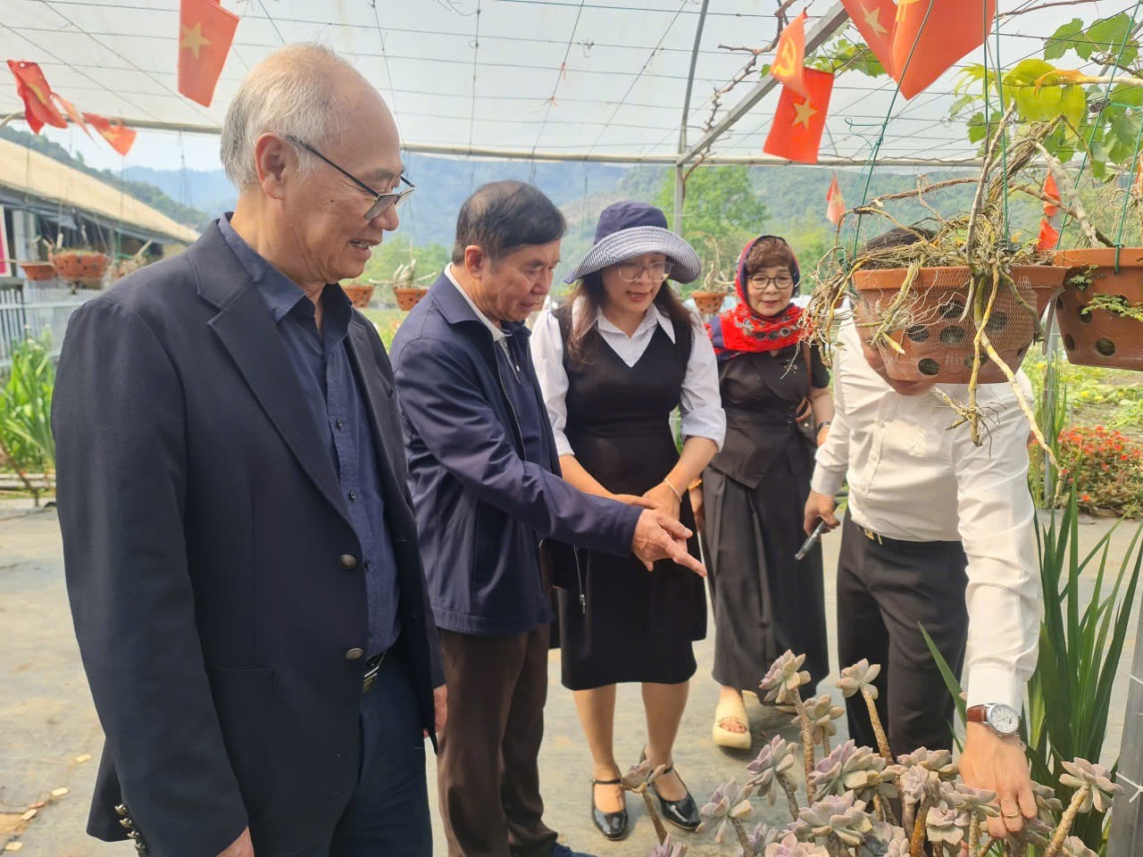 Ông Vũ Thế Bình, Chủ tịch Hiệp hội Du lịch Việt Nam (ngoài cùng bên trái) trong chuyến khảo sát