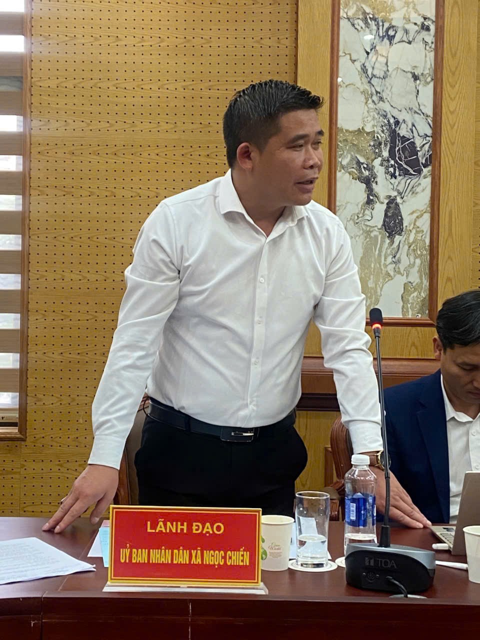 Đại diện xã Ngọc Chiến phát biểu tại phiên trao đổi.