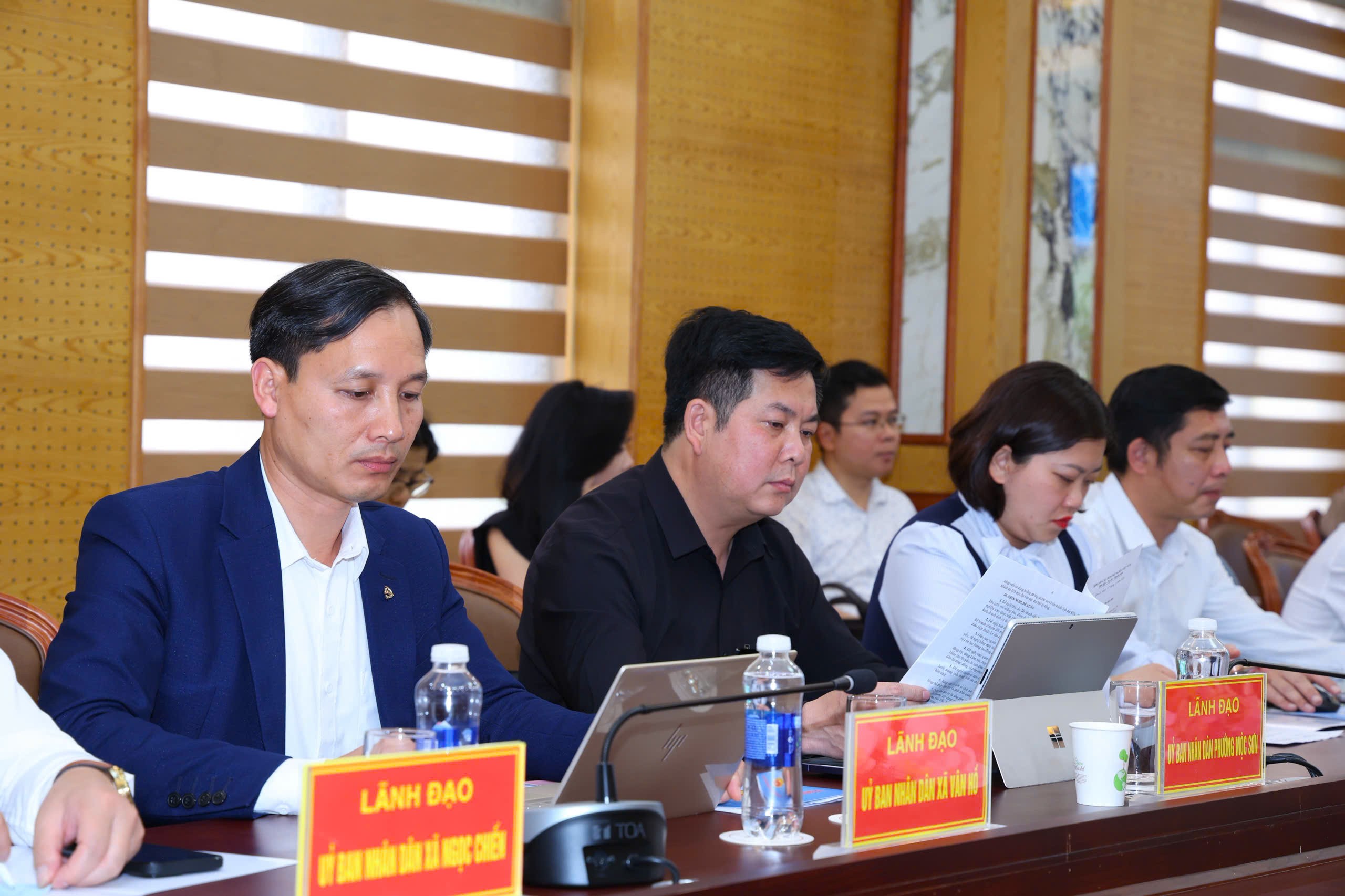 Các đại biểu tham dự phía địa phương.