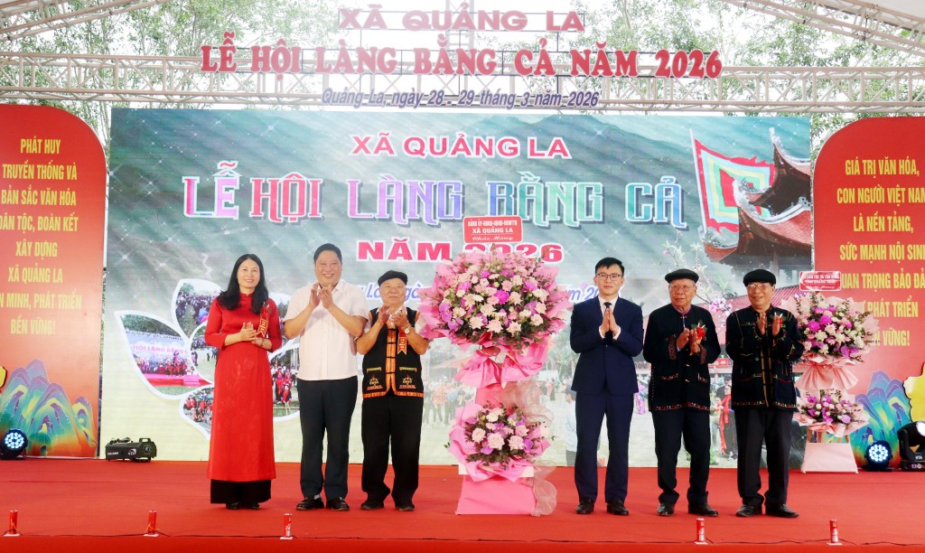 lanh-dao-xa-quang-la-nhan-lang-hoa-chuc-mung-cua-cac-don-vi-1774888200.jpg