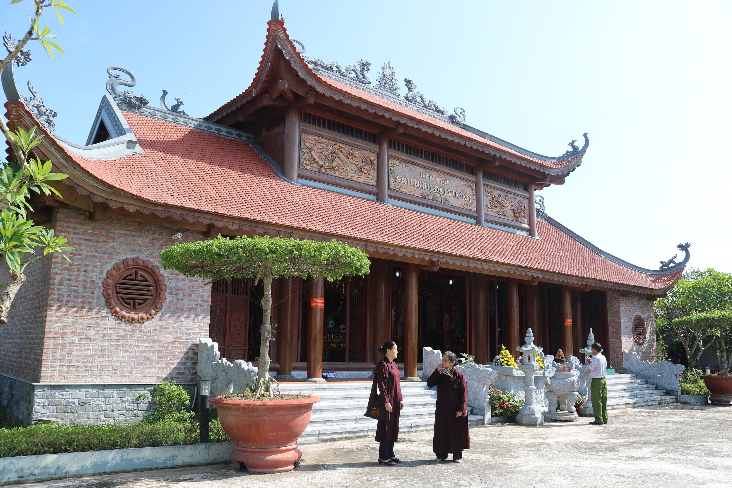 den-tho-anh-nghi-dai-vuong-tien-si-vu-phi-ho-la-1-trong-5-cong-trinh-duoc-xep-hang-di-tich-van-hoa-lich-su-cua-huyen-hoanh-bo-1777699707.jpg