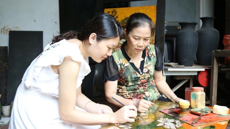 nghe-nhan-nguyen-thi-hoi-truyen-day-nghe-son-mai-cho-the-he-tre-trong-lang-trang-thong-tin-dien-tu-xa-xa-hong-van-1778135471.jpg
