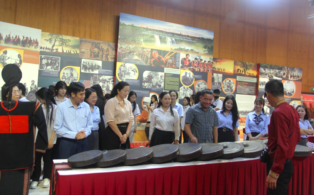 cac-dai-bieu-va-hoc-sinh-phuong-ha-long-tim-hieu-ve-khong-gian-van-hoa-cong-chieng-tay-nguyen-1780027415.jpg