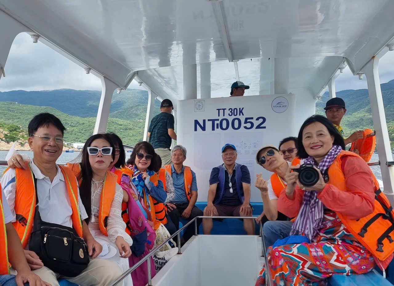 doan-van-nghe-si-quang-ninh-den-thuc-te-sang-tac-tai-1780099704.jpg